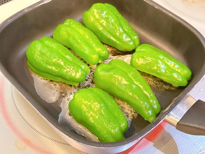 ピーマンに詰めたのは『肉だね』じゃなくて？　冷凍食品で作る「時短おかず」に子供が大喜び