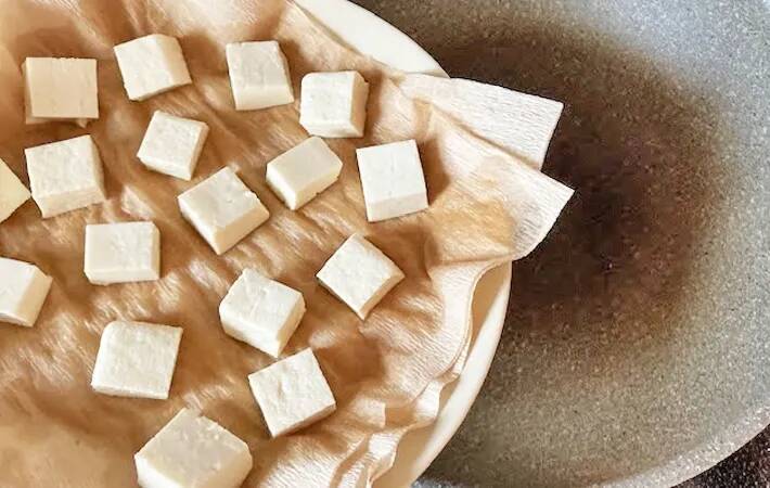 まだ重し使ってるの？　豆腐の水を切る時は…「あの時間は何だった？」【時短テク】