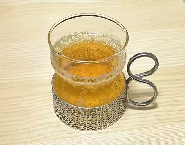 「水出し紅茶を入れて4時間寝かせると…　炭酸水のアイディアに「毎日でも作りたくなる」「かなりスッキリ」」の画像
