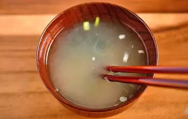 「味噌を製氷皿に詰めるだけ！　管理栄養士が試した保存テクに「1人分にピッタリ」」の画像