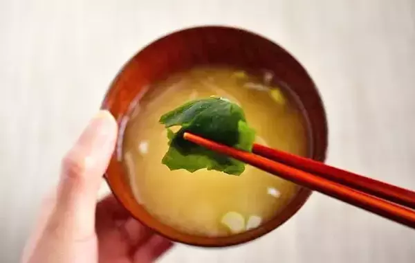 「味噌を製氷皿に詰めるだけ！　管理栄養士が試した保存テクに「1人分にピッタリ」」の画像