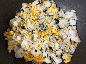 ご飯に『1袋』混ぜてみて！　一緒に炒めたら「さわやかで食べやすい」【10分レシピ】