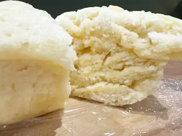 「豆腐1丁に『ホットケーキミックス1袋』を混ぜるだけで…　レンチン4分後の完成品がこちら」の画像