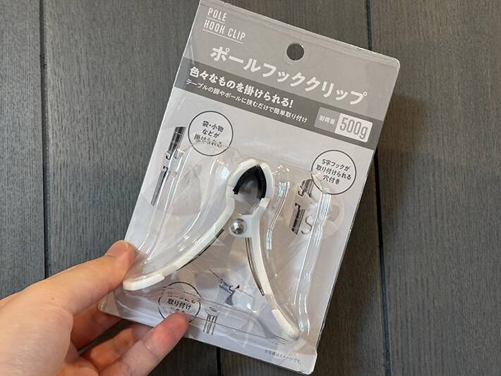 キッチンのデッドスペースを解消できる！　100均で手に入れた『ポールフッククリップ』とは？