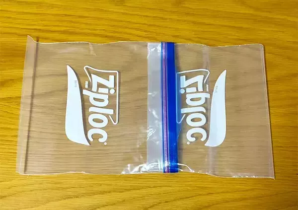 「ジッパー袋のサイズが足りず困ったら？　2分で『拡張』できる裏ワザを試して驚き！」の画像