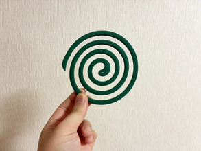 室内で蚊取り線香を使う時、窓は開ける？開けない？　メーカーが教える『正しい使い方』とは