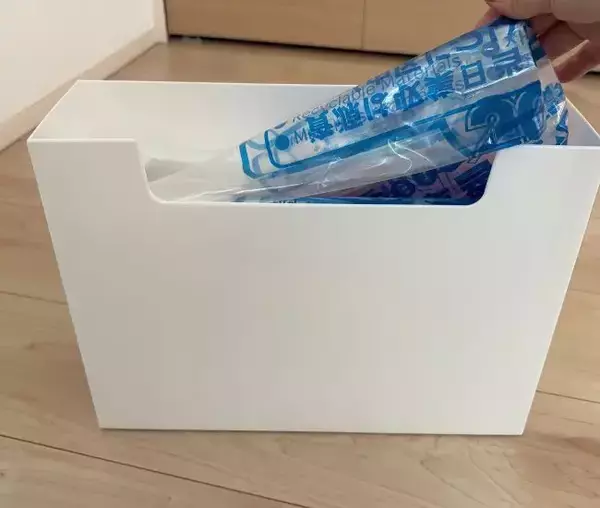 「100均グッズでゴミ袋の悩みが即解決！　1枚だけサッと取れる収納術に「生活感ゼロ」」の画像