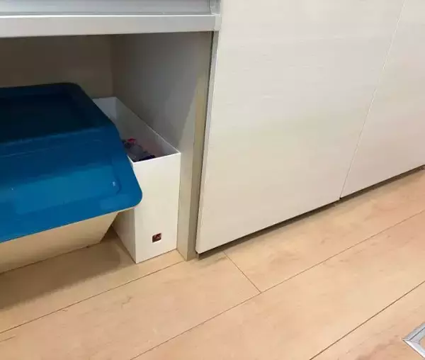「100均グッズでゴミ袋の悩みが即解決！　1枚だけサッと取れる収納術に「生活感ゼロ」」の画像
