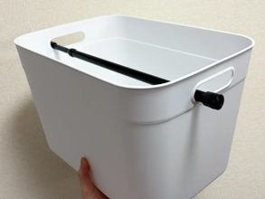 つっぱり棒を箱に使うと？　収納の悩みが解決して「ゴミ袋がサッと出せる」