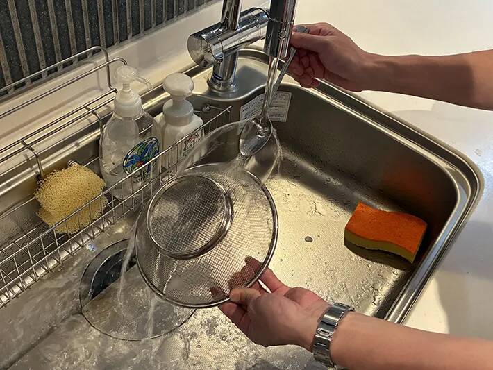 ザルが『スプーン』で洗いやすくなる！　水に20秒当てるだけの裏ワザ