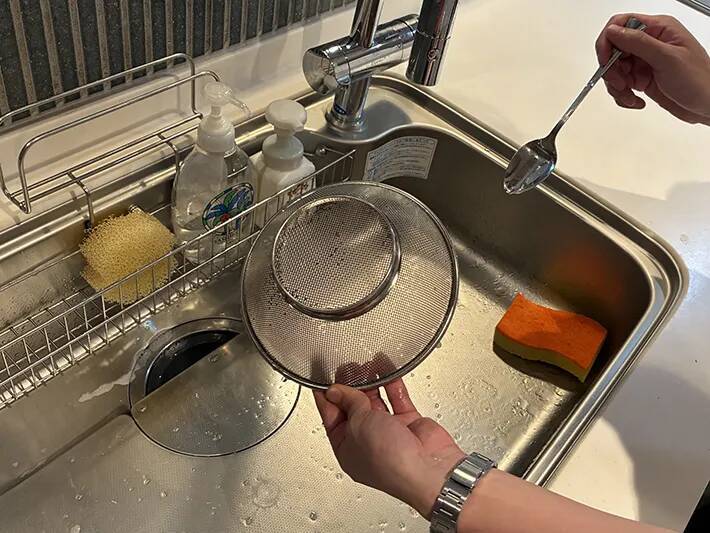 ザルが『スプーン』で洗いやすくなる！　水に20秒当てるだけの裏ワザ