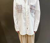 「【神技】シャツをインせず短丈に！　第2ボタンで叶う“足長スタイルアップ術”」の画像2