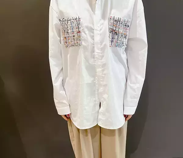 「【神技】シャツをインせず短丈に！　第2ボタンで叶う“足長スタイルアップ術”」の画像