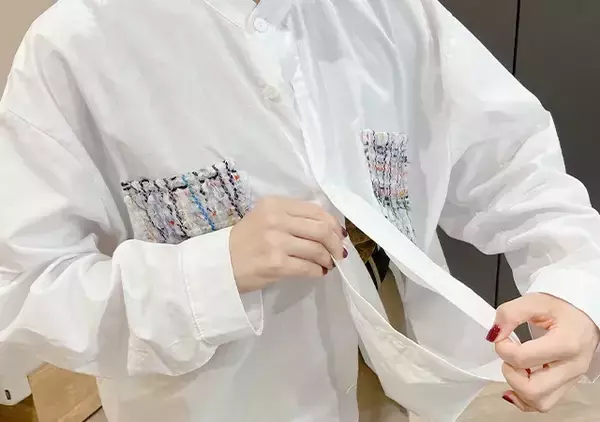 「【神技】シャツをインせず短丈に！　第2ボタンで叶う“足長スタイルアップ術”」の画像