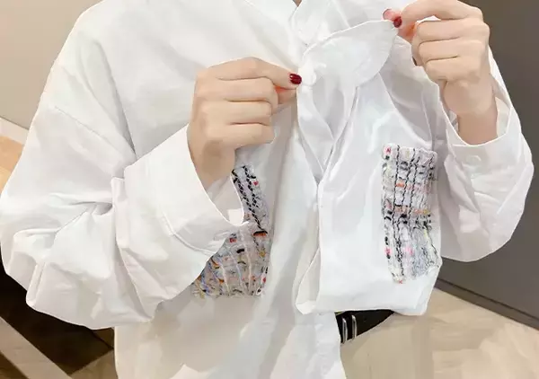 「【神技】シャツをインせず短丈に！　第2ボタンで叶う“足長スタイルアップ術”」の画像