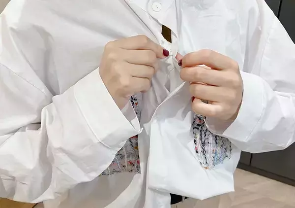 「【神技】シャツをインせず短丈に！　第2ボタンで叶う“足長スタイルアップ術”」の画像