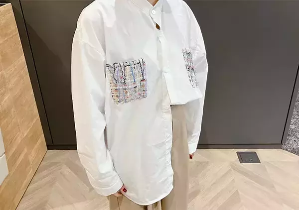 「【神技】シャツをインせず短丈に！　第2ボタンで叶う“足長スタイルアップ術”」の画像