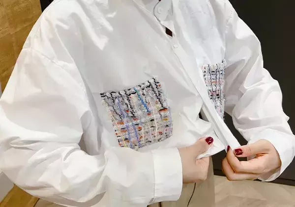 「【神技】シャツをインせず短丈に！　第2ボタンで叶う“足長スタイルアップ術”」の画像