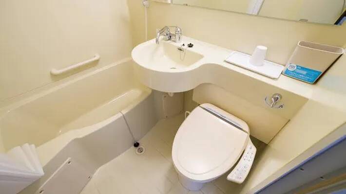 ホテルのユニットバス　体を洗う時、シャワーカーテンは中？外？【有名ホテルに聞いた】