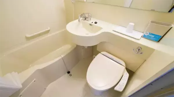 「ホテルのユニットバス　体を洗う時、シャワーカーテンは中？外？【有名ホテルに聞いた】」の画像