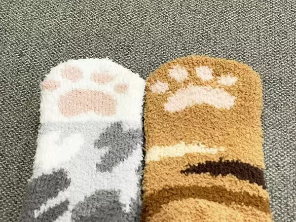 「ダイソーのあったか靴下、裏返したら…「今すぐ買いに行く」「全種類欲しい」」の画像