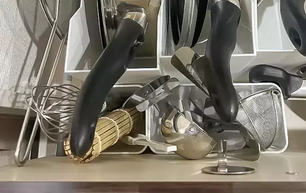 「「ゴチャゴチャで使いにくい…」　家族が喜ぶ『キッチン収納』のポイント【専門家の簡単ワザ】」の画像