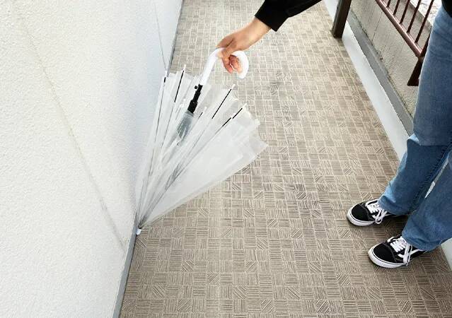 覚えておいて損なし！　手を濡らさず傘をたたむ裏ワザに「想像以上で驚いた」