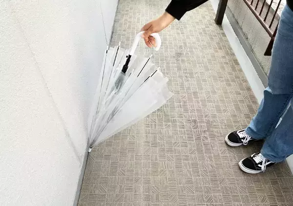 「覚えておいて損なし！　手を濡らさず傘をたたむ裏ワザに「想像以上で驚いた」」の画像