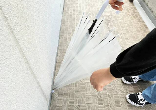 覚えておいて損なし！　手を濡らさず傘をたたむ裏ワザに「想像以上で驚いた」