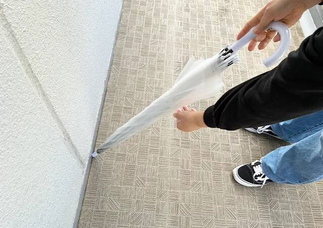 覚えておいて損なし！　手を濡らさず傘をたたむ裏ワザに「想像以上で驚いた」