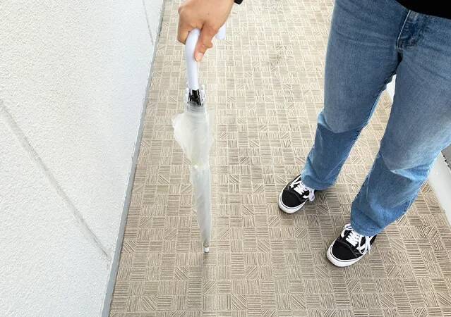 覚えておいて損なし！　手を濡らさず傘をたたむ裏ワザに「想像以上で驚いた」
