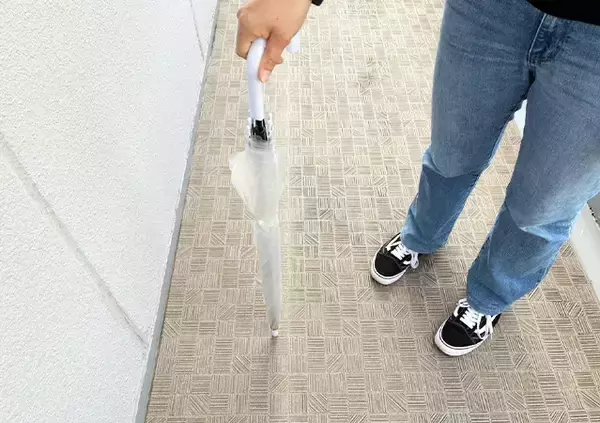 「覚えておいて損なし！　手を濡らさず傘をたたむ裏ワザに「想像以上で驚いた」」の画像