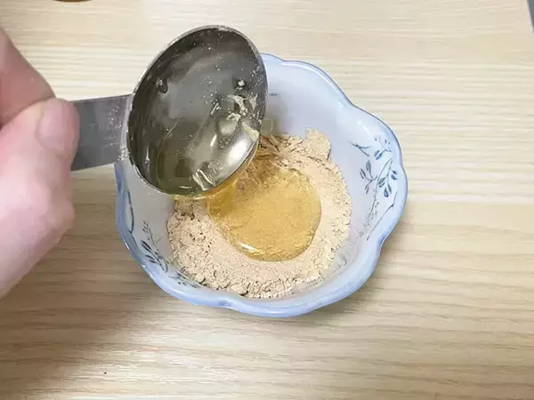 「きな粉を練ります　10分でできるトーストアレンジに「手がべたつかない」「どこから食べてもおいしい」」の画像