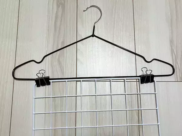 「100均アイテム3種で便利な『物干しラック』　1分で試せる簡単DIY術」の画像