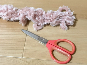 セリアの『滑り止めシート』に毛糸を結ぶだけ！ 20分でできる「フワフワマット」