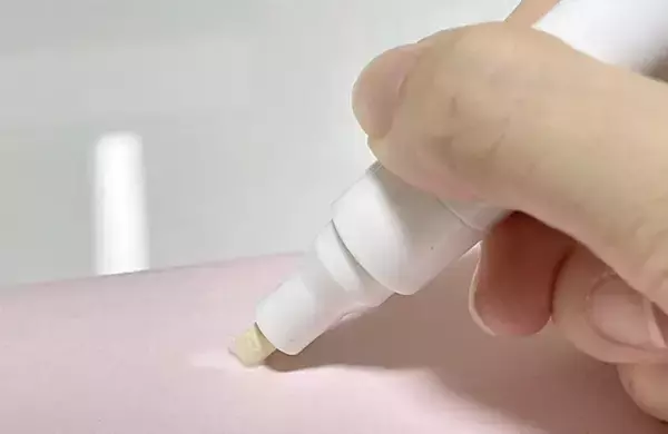 「「シールがくっつかない」　剥がれてきたらノリ？テープ？　復活方法を試したら…」の画像