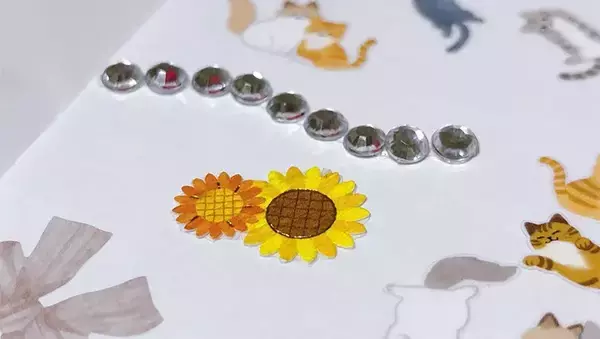 「「シールがくっつかない」　剥がれてきたらノリ？テープ？　復活方法を試したら…」の画像