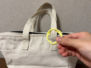 バッグの持ち手に『ヘアゴム』を巻くと？　お気に入りのアイテムをきれいに装着できた