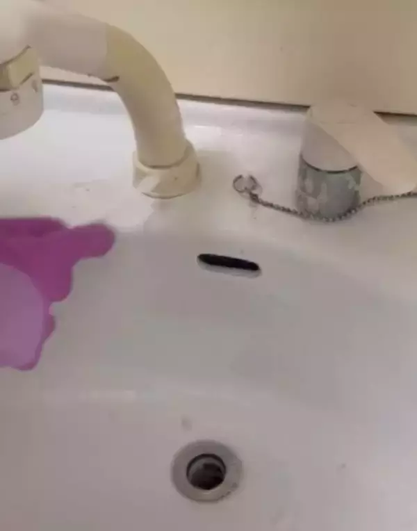 「洗面台の排水口掃除が面倒なら　時短でピカピカになる方法に「助かった」」の画像