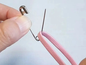 安全ピンにゴムを通すと？　意外な収納術に「目からウロコ」「賢い！」