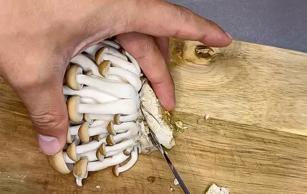 「シメジの石づき、こう切って！　無駄なく使えてパラパラほぐれる「カットの裏技」」の画像