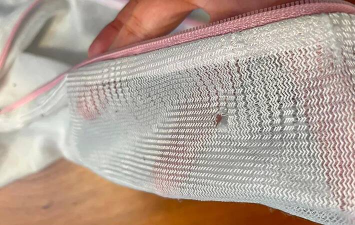 穴が開いた洗濯ネット、捨てる？まだ使える？　洗濯のプロの「正解」は…