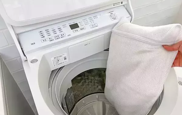 「穴が開いた洗濯ネット、捨てる？まだ使える？　洗濯のプロの「正解」は…」の画像