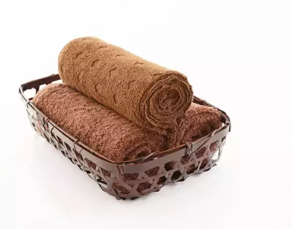 「タオルは四角く畳まないで！　端を三角に折る裏技に「目からウロコ」「絶対やる」【畳み方4選】」の画像