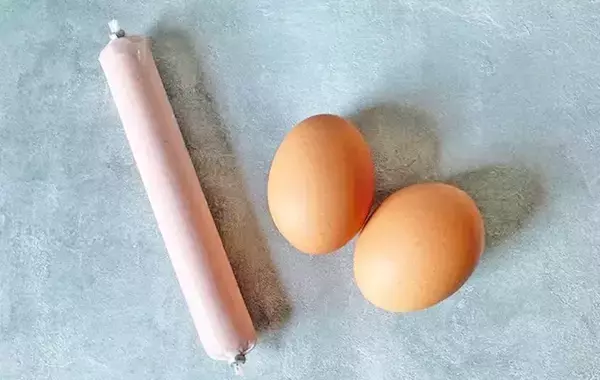 「【脱マンネリおかず】魚肉ソーセージの意外な食べ方　フライパンで焼いた後に？」の画像