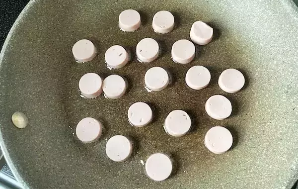 「【脱マンネリおかず】魚肉ソーセージの意外な食べ方　フライパンで焼いた後に？」の画像