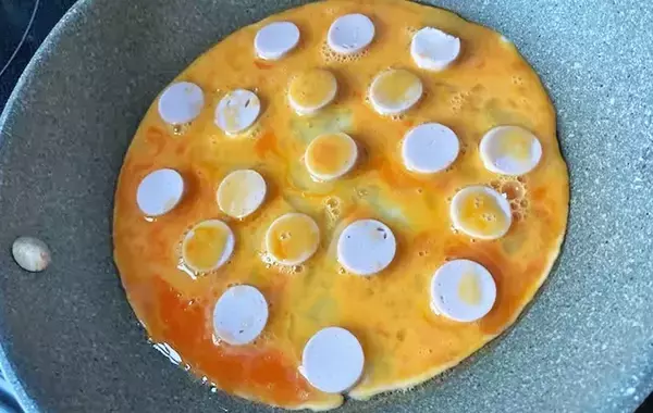 「【脱マンネリおかず】魚肉ソーセージの意外な食べ方　フライパンで焼いた後に？」の画像