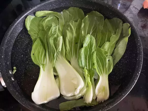 「市場で買った『虫食いありのチンゲン菜』　ネットで話題の洗い方を試してみた」の画像