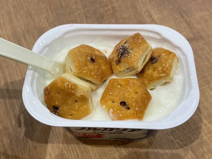 意外と相性抜群！　ヨーグルトに混ぜて正解だったお菓子は…「食べ応えがある」「朝食にいい！」