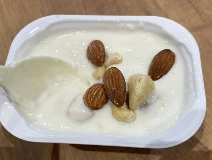 意外と相性抜群！　ヨーグルトに混ぜて正解だったお菓子は…「食べ応えがある」「朝食にいい！」